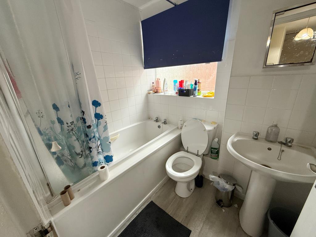 Lot: 135 - HMO FOR INVESTMENT - Bathroom with W.C.